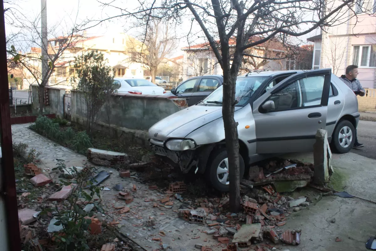 Keşan\'da buzlanma nedeniyle kontrolden çıkan otomobil bahçe duvarına çarptı