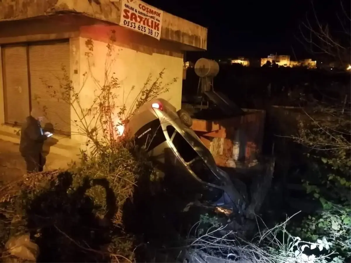 Kontrolden çıkan otomobil eve çarparak durabildi