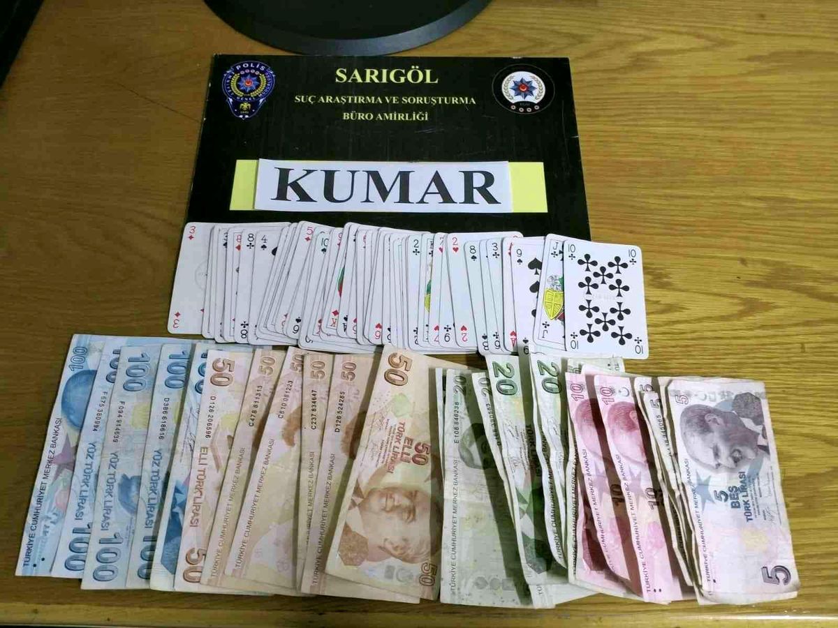 Manisa\'da iki ayrı kıraathaneye kumar baskını
