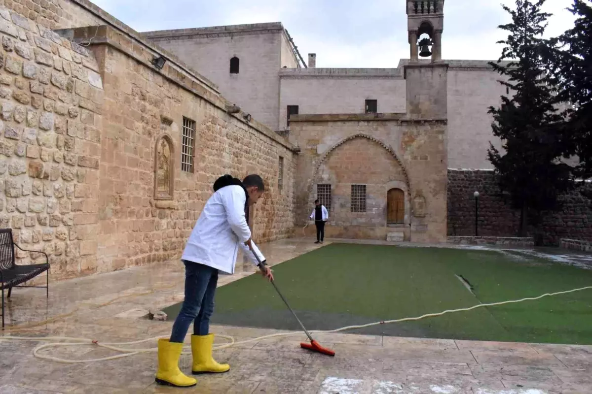 Mardin\'de Doğuş Bayramı öncesi kiliselerde temizlik