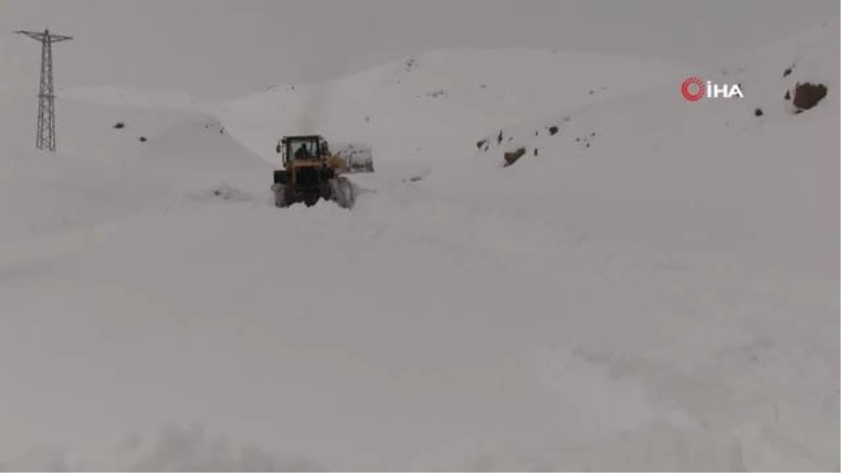 Şırnak\'ta kar kalınlığı 2 metreye çıktı... Ekipler tüneller açarak ilerliyor