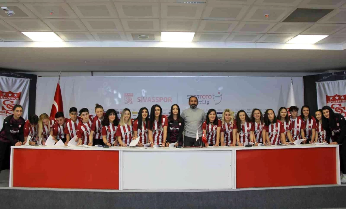 Sivasspor Kadın Futbol Takımı\'nda 25 imza birden