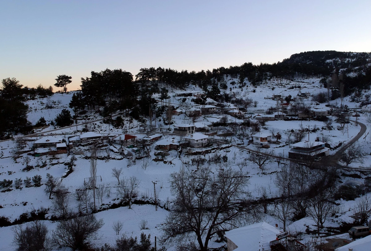 Türk Kızılay, Muğla\'nın kırsal kesimlerinde karlı yolları aşarak ihtiyaç sahiplerine ulaşıyor