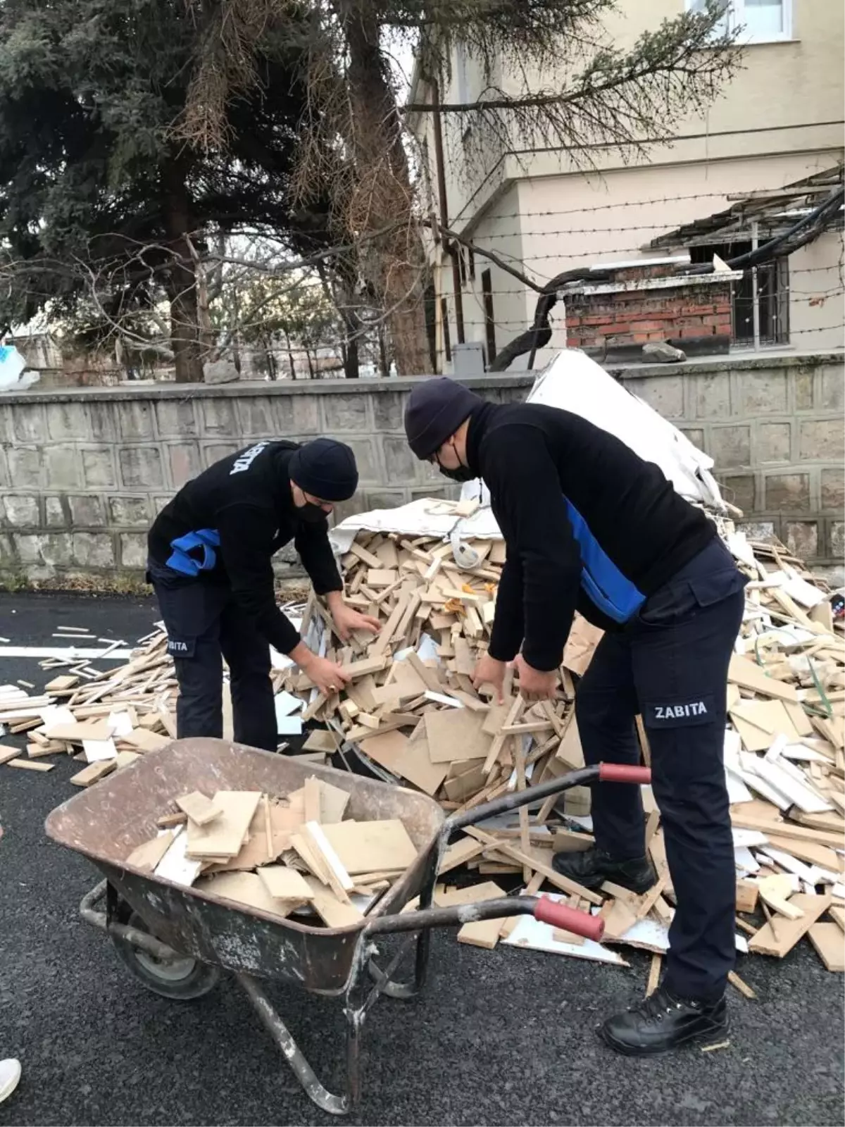 Yaşlı çiftin odunlarını zabıta taşıdı