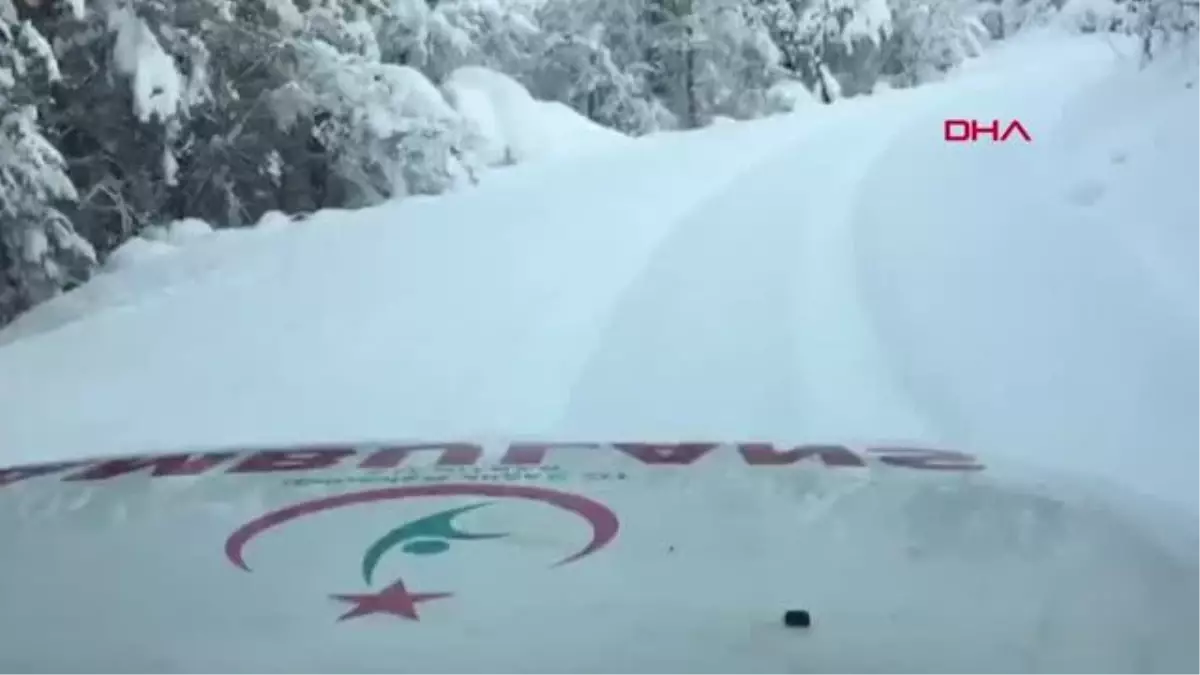 Son dakika haberleri... Yolu kapanan köydeki hasta paletli ambulansla evinden alındı