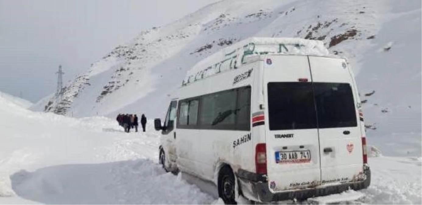 YÜKSEKOVA\'DA KÖY YOLUNUN 3 NOKTASINA ÇIĞ DÜŞTÜ