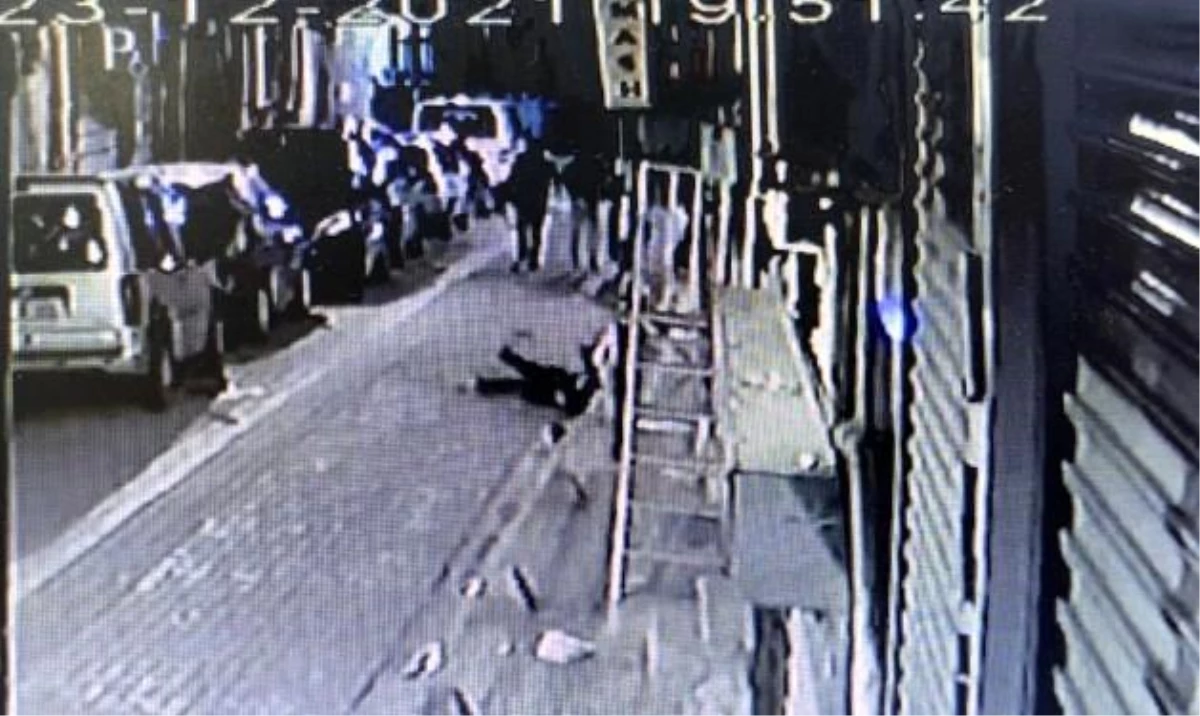 Zeytinburnu\'nda genç kız camdan düşerek ağır yaralandı