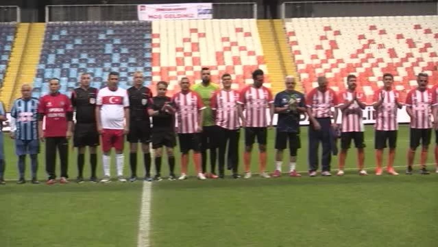 Adana Demirspor ve Adanasporlu eski oyuncular şöhretler karması maçında karşılaştı
