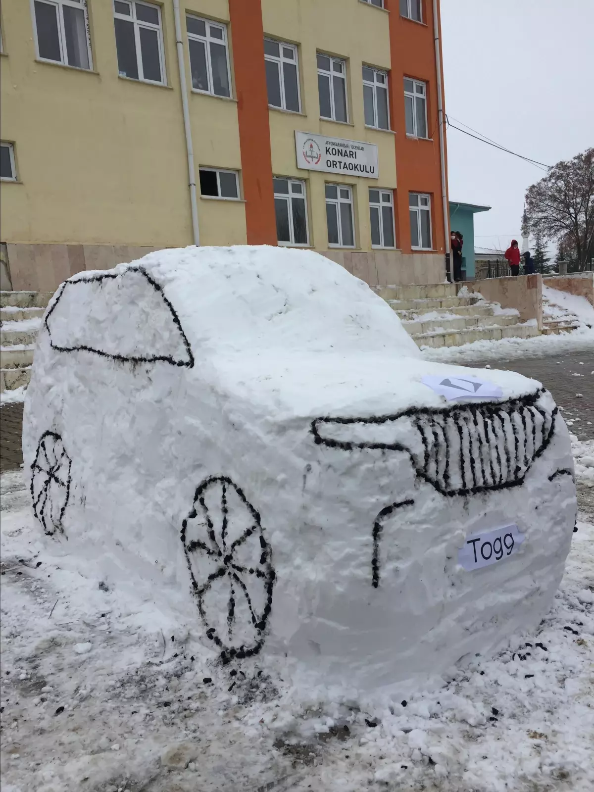 Afyonkarahisar\'da ortaokul öğrencileri kardan "TOGG" yaptı