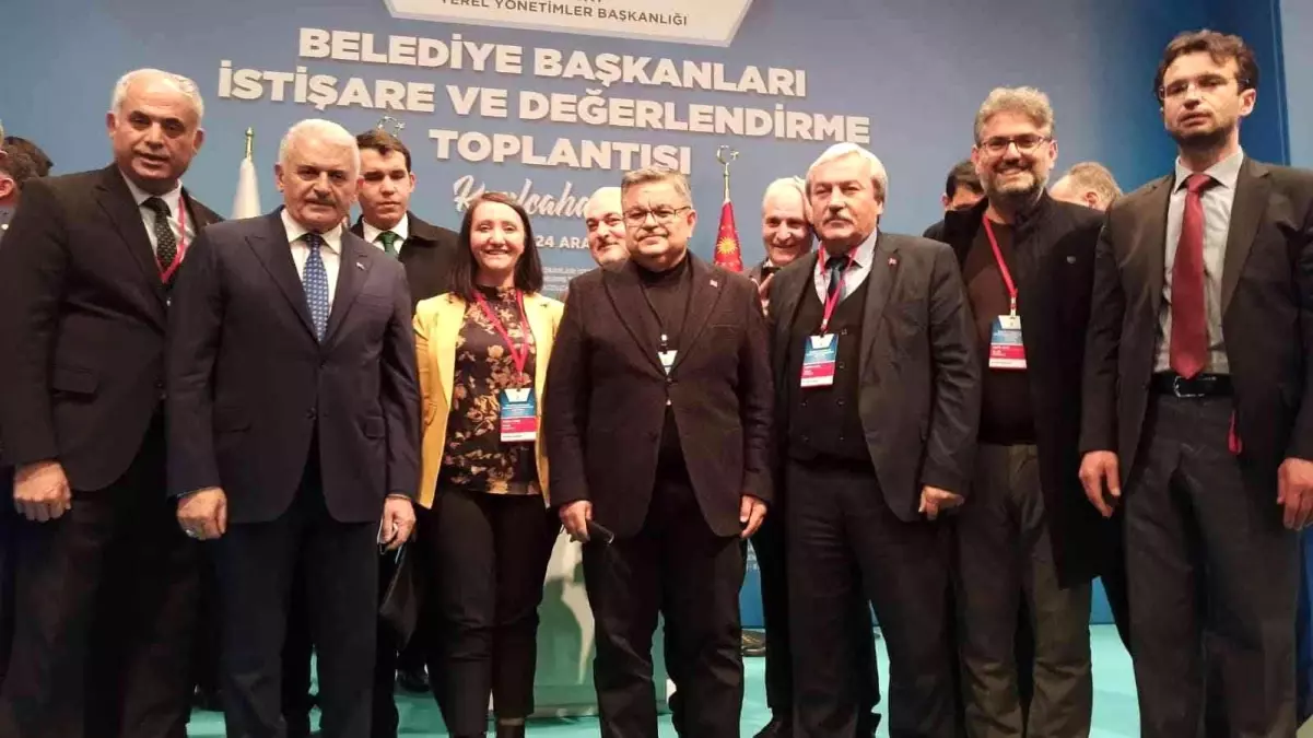 AK Partili belediye başkanları Binali Yıldırım\'la bir araya geldi