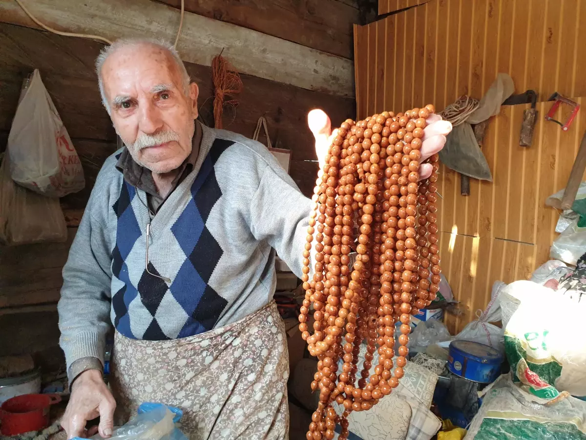 Andız çekirdeğinden yaptığı kokulu tespihleri yurt dışına satıyor