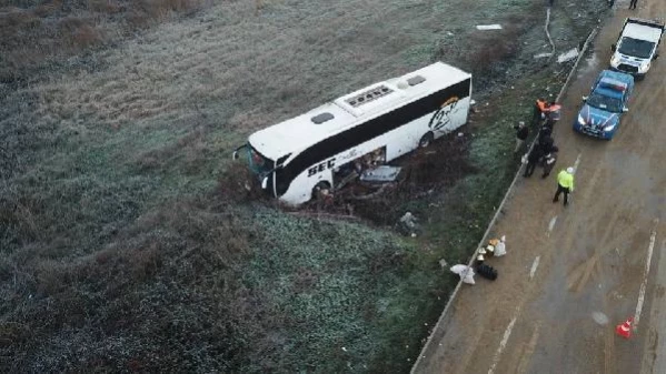 Son dakika gündem: Bursa'da yolcu otobüsü tarlaya uçtu; 12 kişinin yaralandığı kaza kamerada (2)- Yeniden