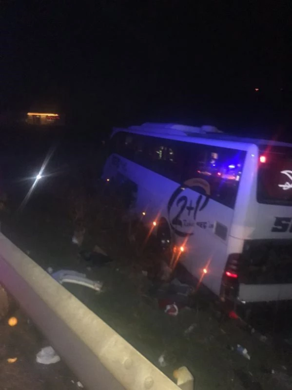 Son dakika gündem: Bursa'da yolcu otobüsü tarlaya uçtu; 12 kişinin yaralandığı kaza kamerada (2)- Yeniden