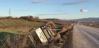 Çanakkale'de kömür yüklü kamyon devrildi