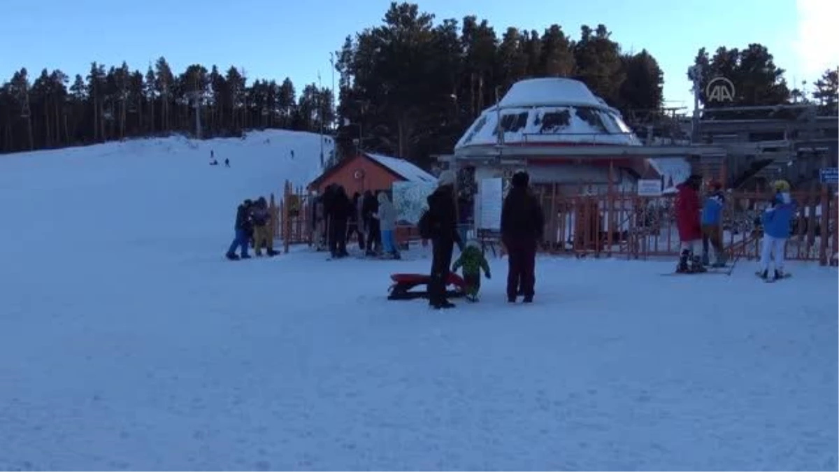 Cıbıltepe Kayak Merkezi\'nde turizm sezonu meşaleli kayak gösterileriyle başladı