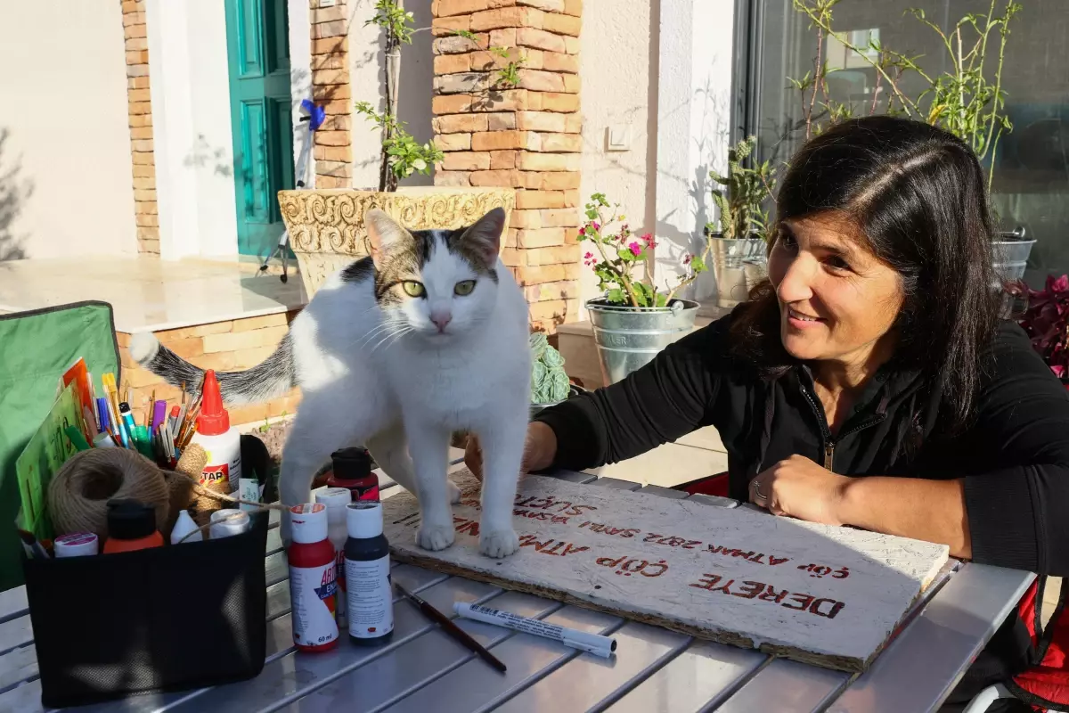 Doğasever avukat yerleştiği mahallenin "gönüllü çöpçüsü" oldu