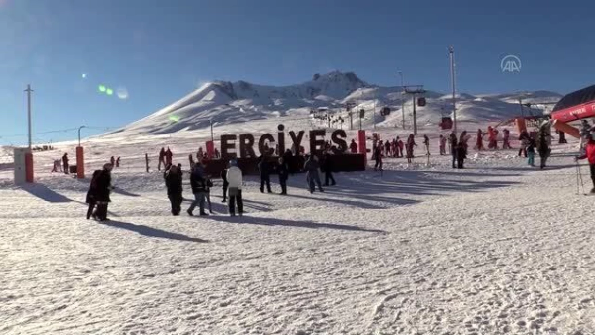 Sağlık çalışanları ve jandarma ekipleri AA\'nın "Yılın Fotoğrafları" oylamasına katıldı