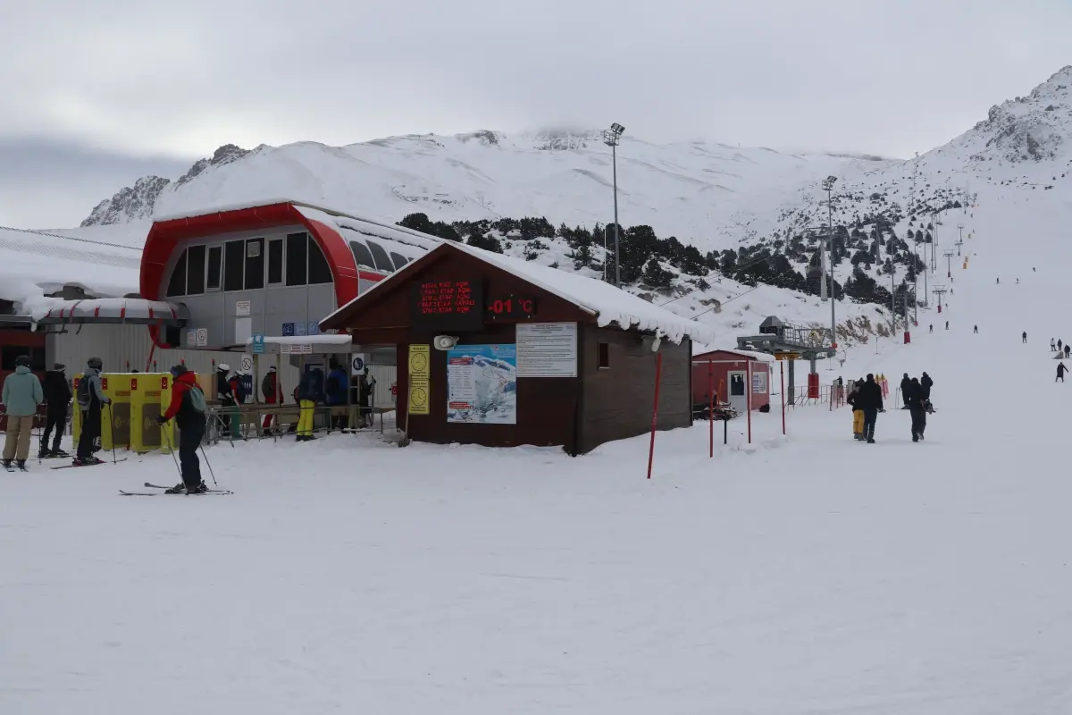 Ergan Dağı Kış Sporları ve Doğa Turizm Merkezi\'nde kayak heyecanı