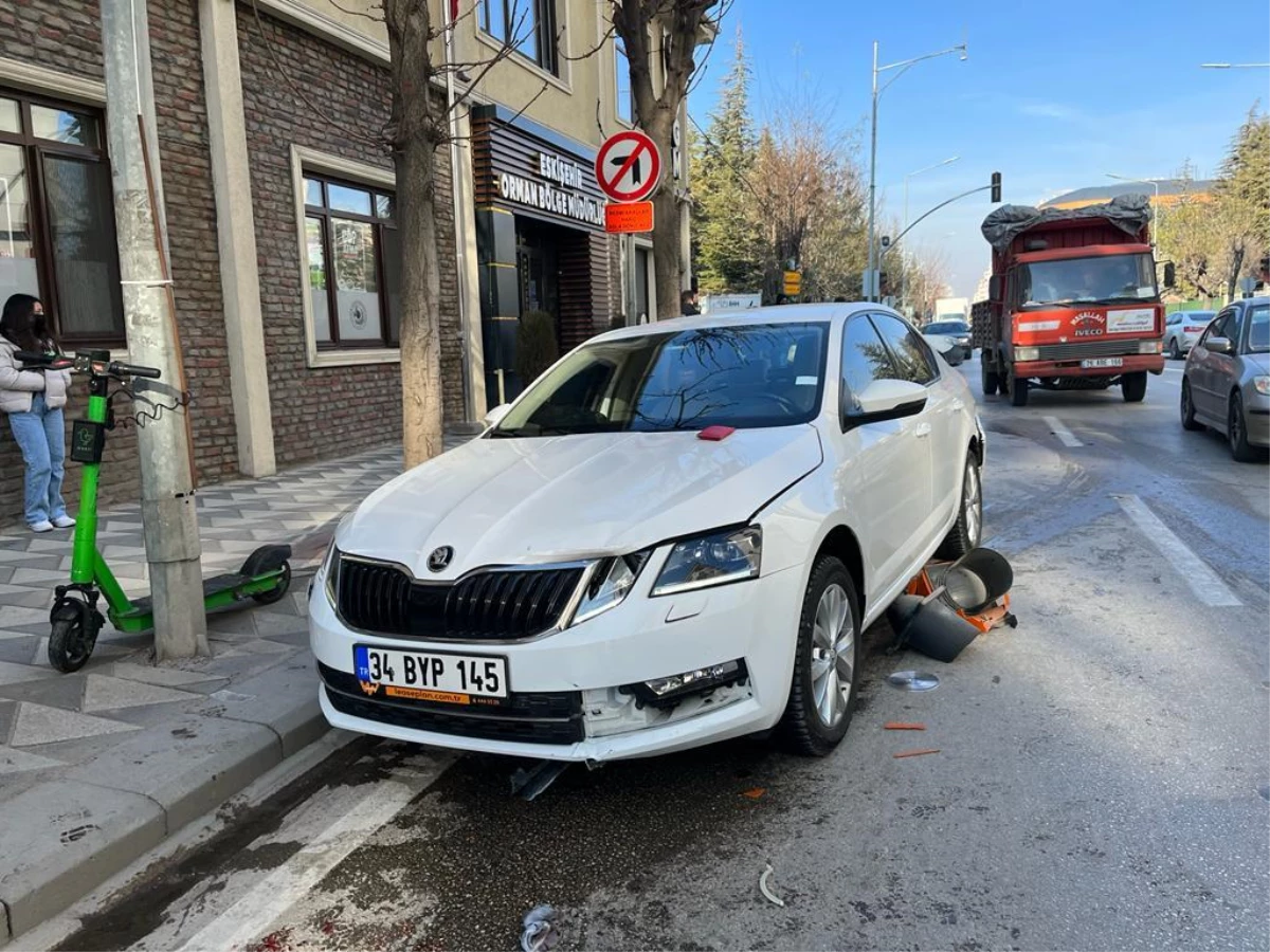 Eskişehir\'de meydana gelen trafik kazasında kaldırımda bekleyen iki kadın yaralandı