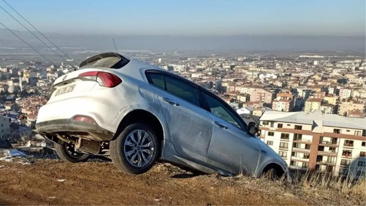 Fizik kurallarını sorgulatan kaza! Kayalıklara takılarak askıda kaldı