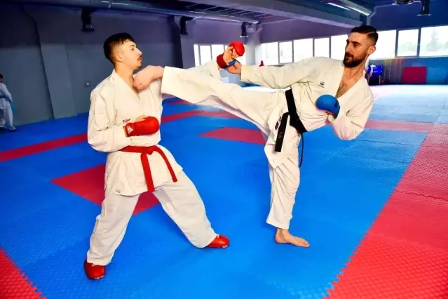 Geleceğin karate antrenörleri bilimsel yöntemlerle yetiştiriliyor