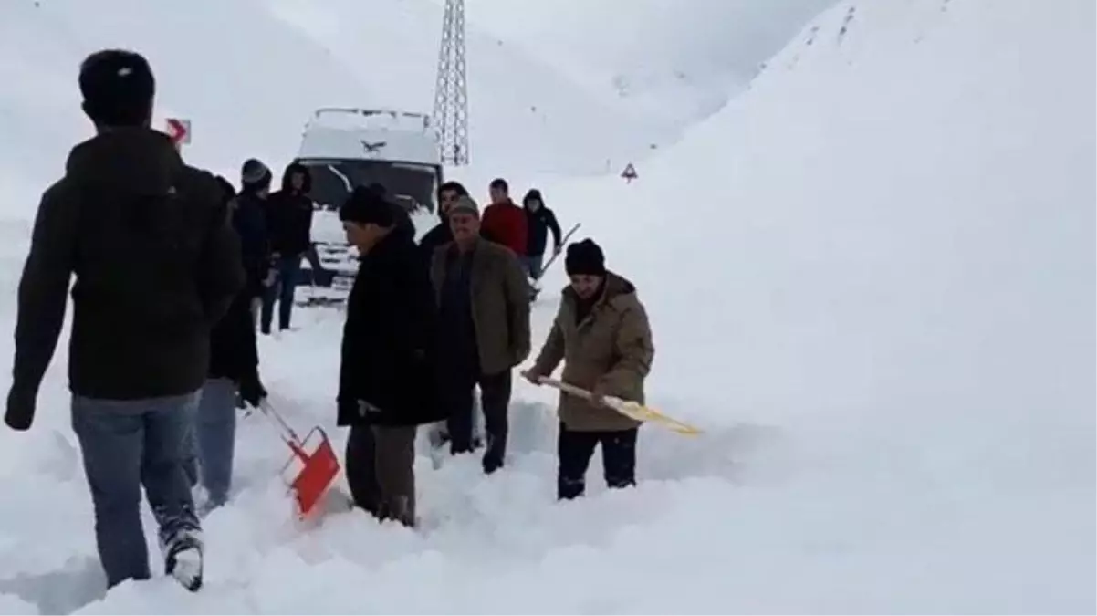 Hakkari\'de çığ paniği! Çok sayıda araç ve vatandaş mahsur kaldı