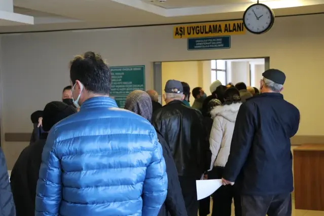  Hatırlatma dozu olmak isteyenler aşı merkezleri önünde kuyruklar oluşturdu