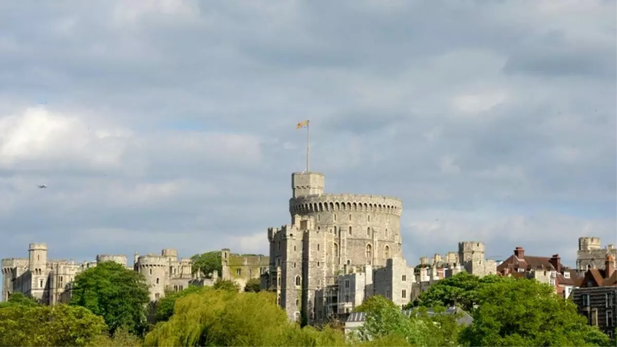 İngiltere\'de Kraliçe Elizabeth\'in bulunduğu Windsor Kalesi\'nde silahlı bir şahıs yakalandı