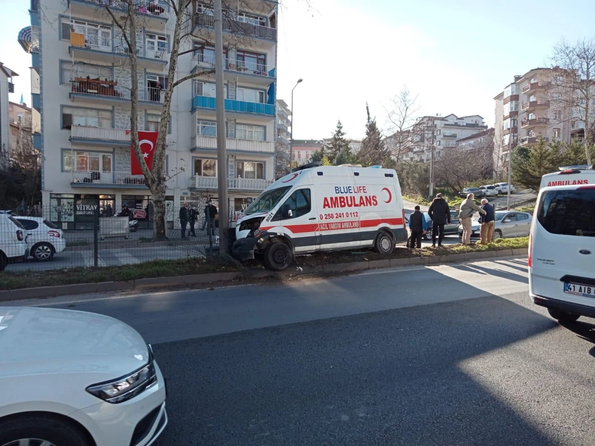 Kocaeli\'de ambulansla otomobilin çarpıştığı kazada 1 kişi hafif yaralandı