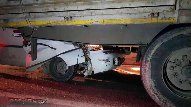 Minibüs kamyonun altına girdiği kazada 2 kişi feci şekilde yaşamını yitirdi