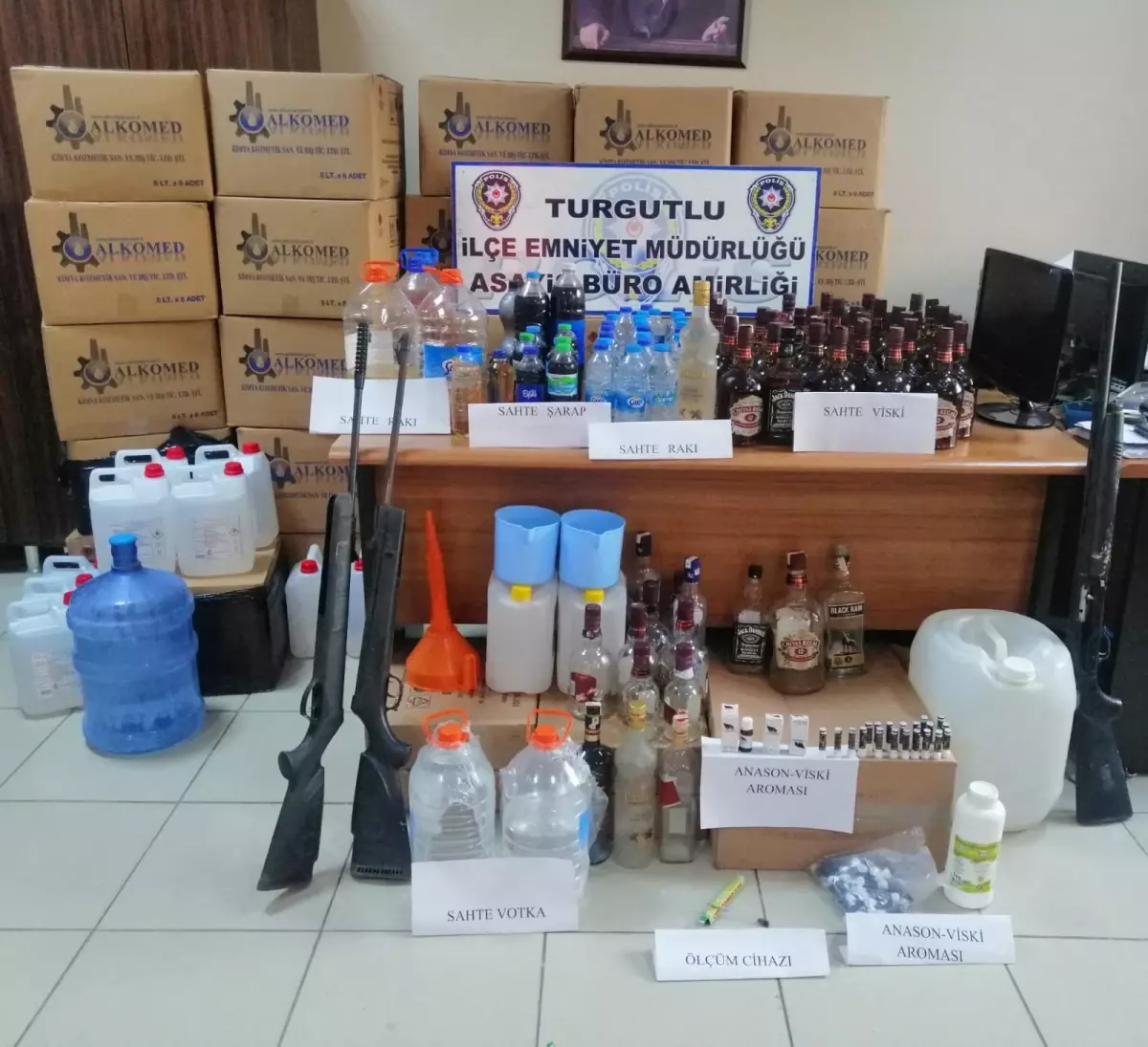 Son dakika haberleri! Manisa'da sahte içki operasyonunda 10 zanlı yakalandı