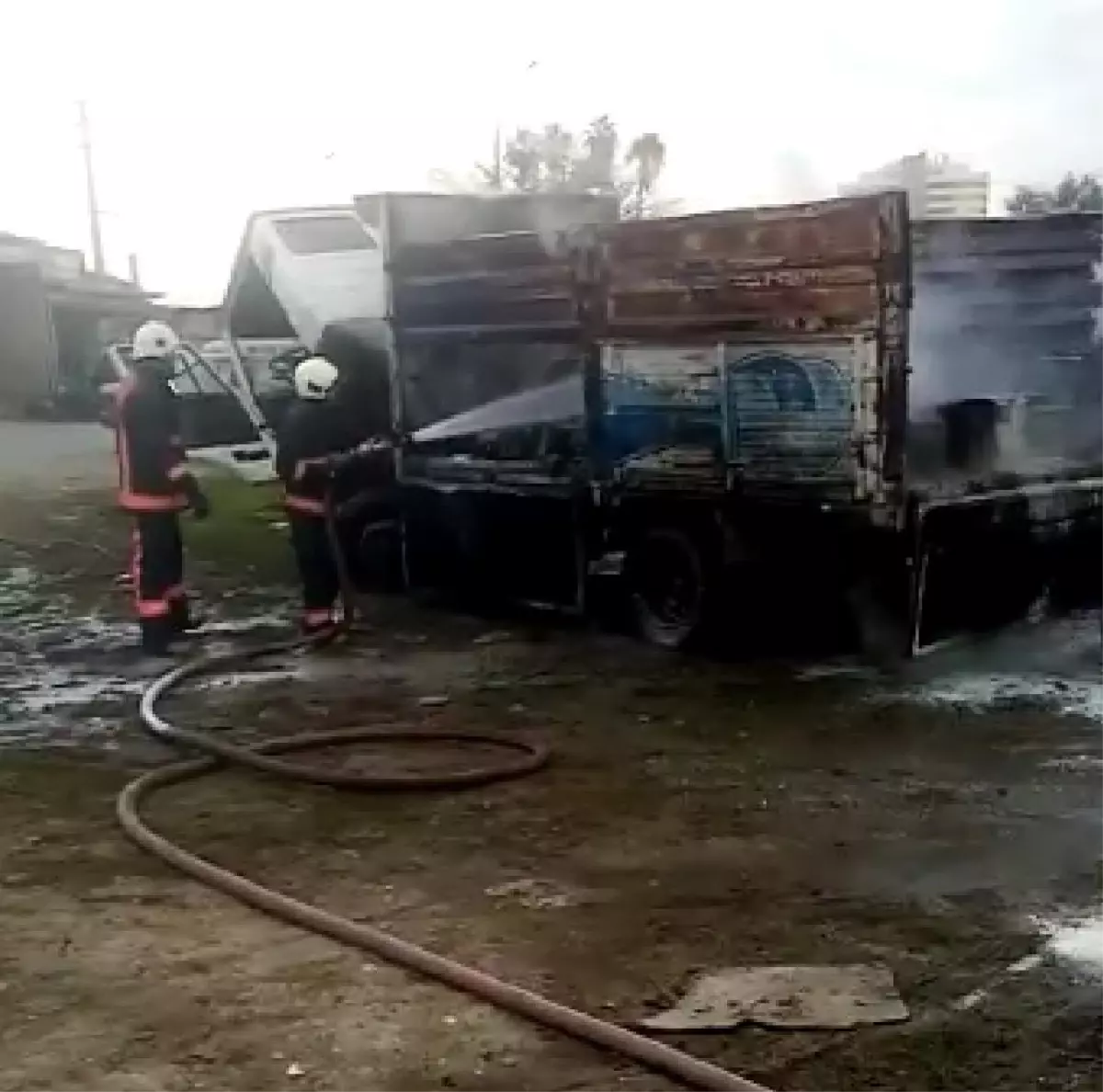 Son dakika haberi | Mersin\'de hurda ve boya yüklü kamyonda yangın çıktı