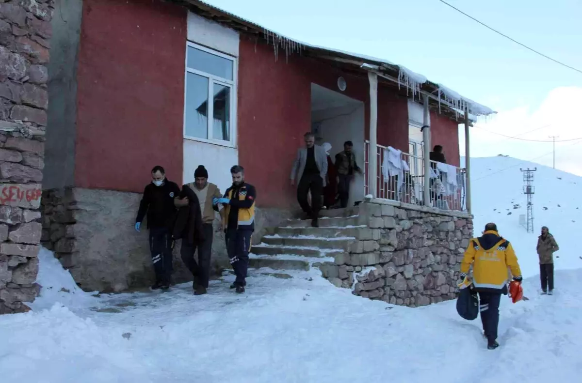 Yolu kardan kapanan mahallede omzu kırılan çoban için ekipler seferber oldu