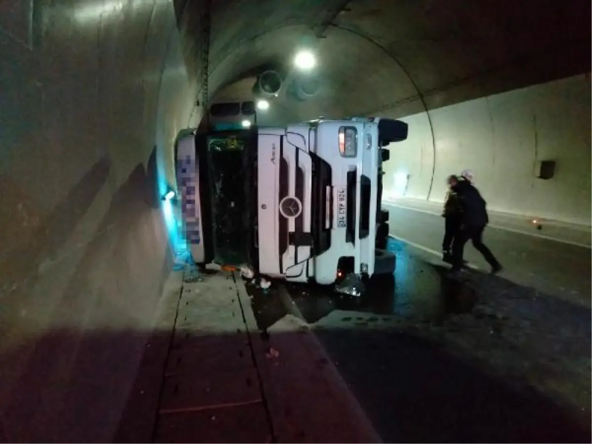 Osmangazi Tüneli\'nde TIR devrildi, sürücü yaralandı