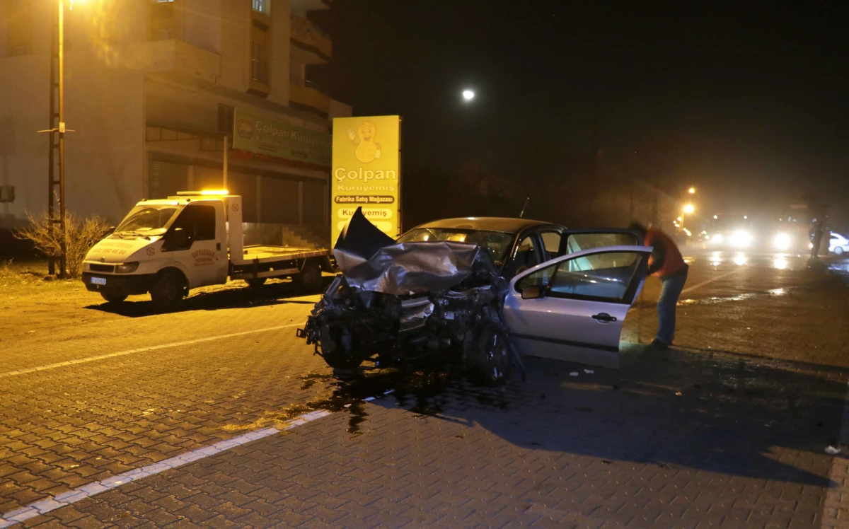 Osmaniye\'de iki otomobil kafa kafaya çarpıştı: 2 ağır yaralı