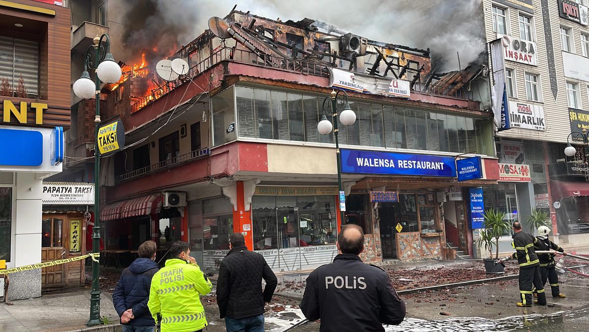 Restoranın çatı katında çıkan yangın söndürüldü