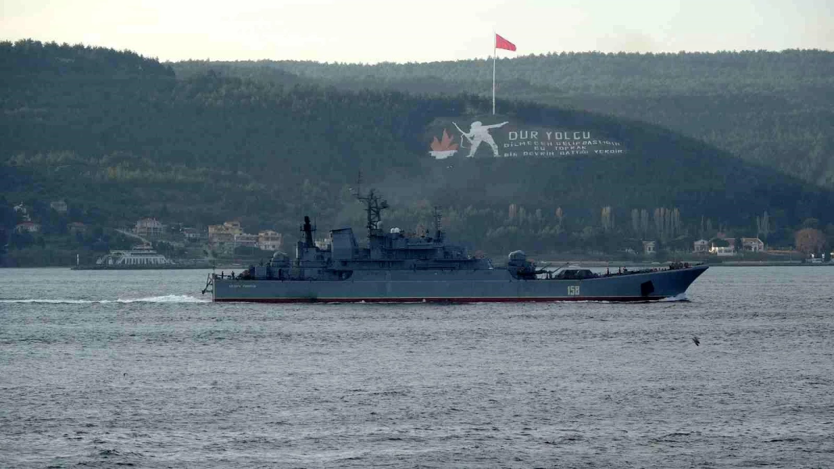 Rus savaş gemisi \'Caesar Kunikov\' Çanakkale Boğazı\'ndan geçti