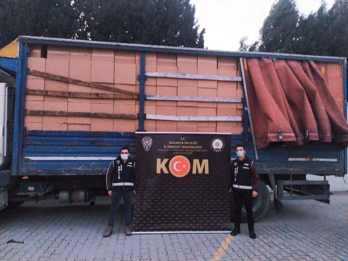 Sakarya\'da 6 milyon 150 bin bandrolsüz boş makaron ele geçirildi