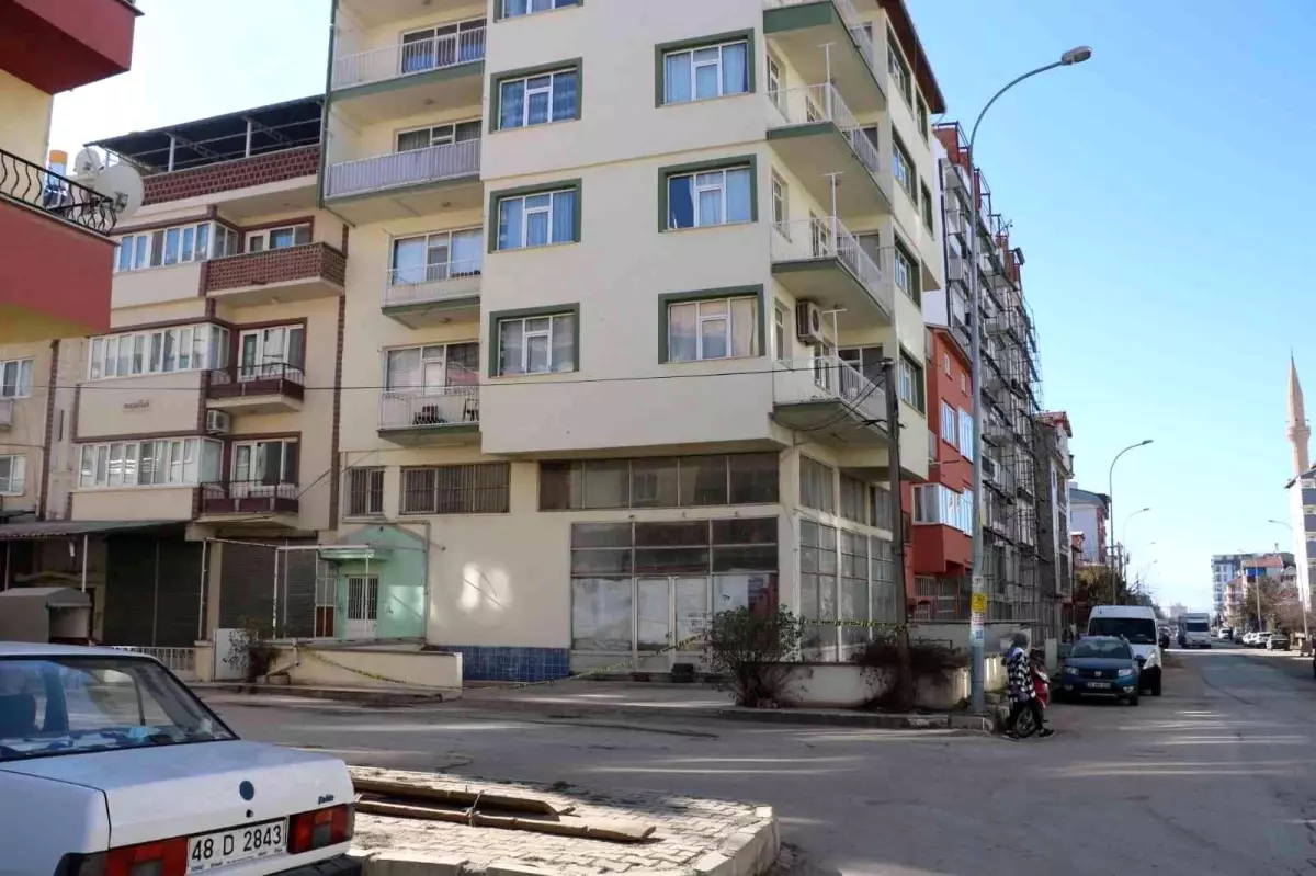 Sandıklı\'da ikinci kattan düşen 7 yaşındaki kız çocuğu yaralandı