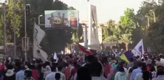 Sudan'da halk 'tam sivil yönetim' için sokaklara indi