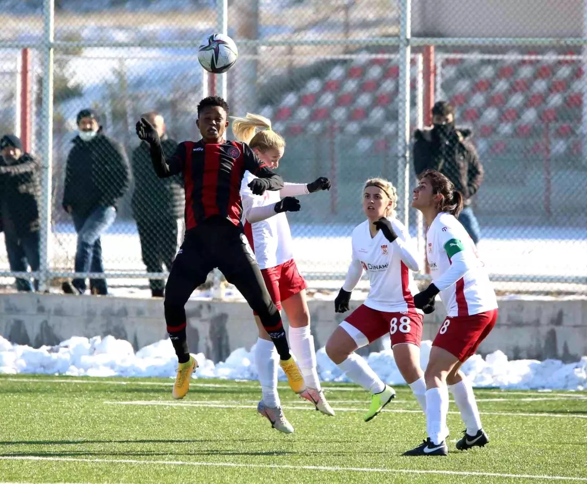 Turkcell Kadın Futbol Süper Ligi: Sivasspor: 1 Fatih Karagümrük: 3