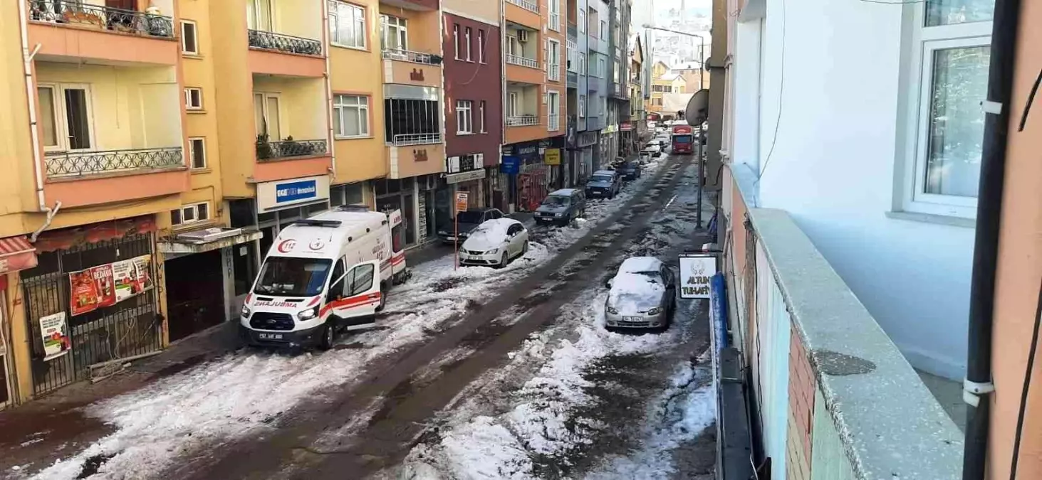 Son dakika haberleri! Türkeli\'de buzda kayarak düşen adam hastanelik oldu