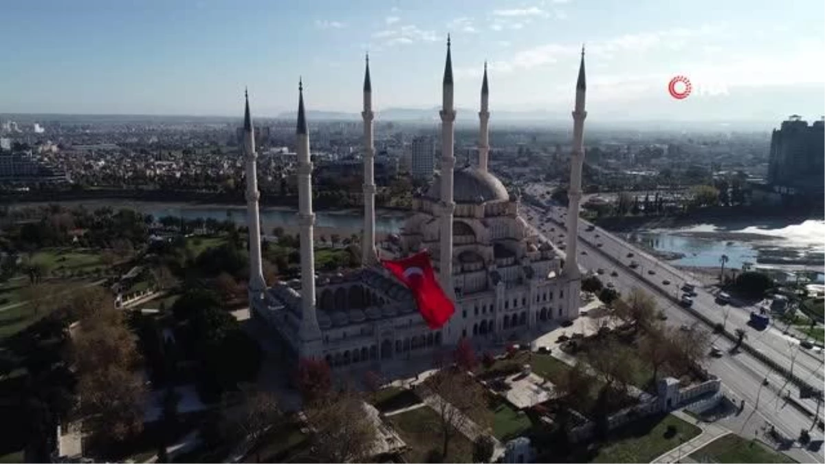 Türkiye\'nin en büyük Türk bayrağı Adana Merkez Camii\'ne asıldı