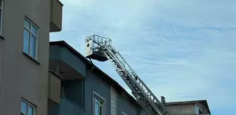 Tuzla'da binanın ahşap çatısı alev alev yandı