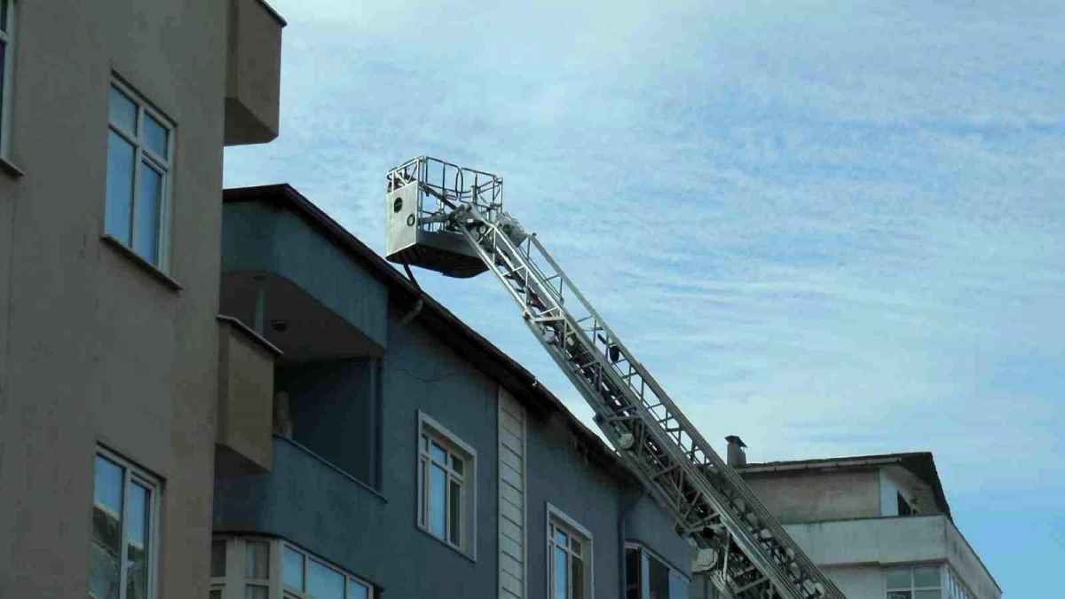 Tuzla\'da binanın ahşap çatısı alev alev yandı