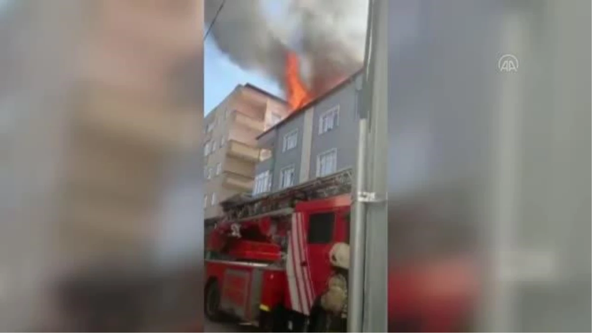 Tuzla\'da binanın çatısında çıkan yangın söndürüldü