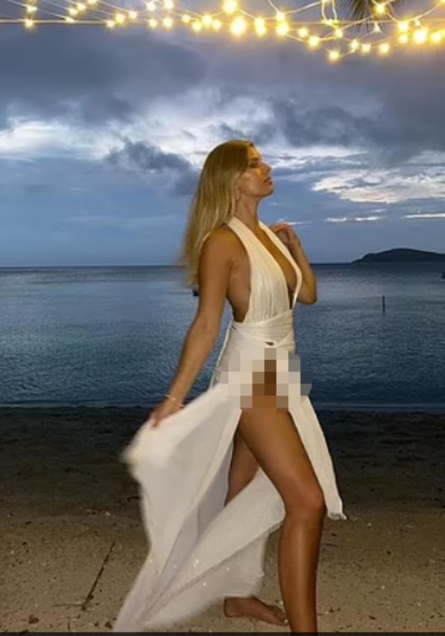Ünlü manken Natasha Oakley cinsel organı görünen fotoğrafı sosyal medyada paylaştı, takipçileri hemen uyardı