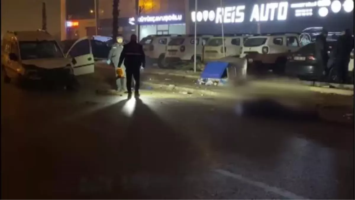 Son dakika... AFYONKARAHİSAR - Hafif ticari aracın çarptığı iki yayadan biri öldü, diğeri yaralandı