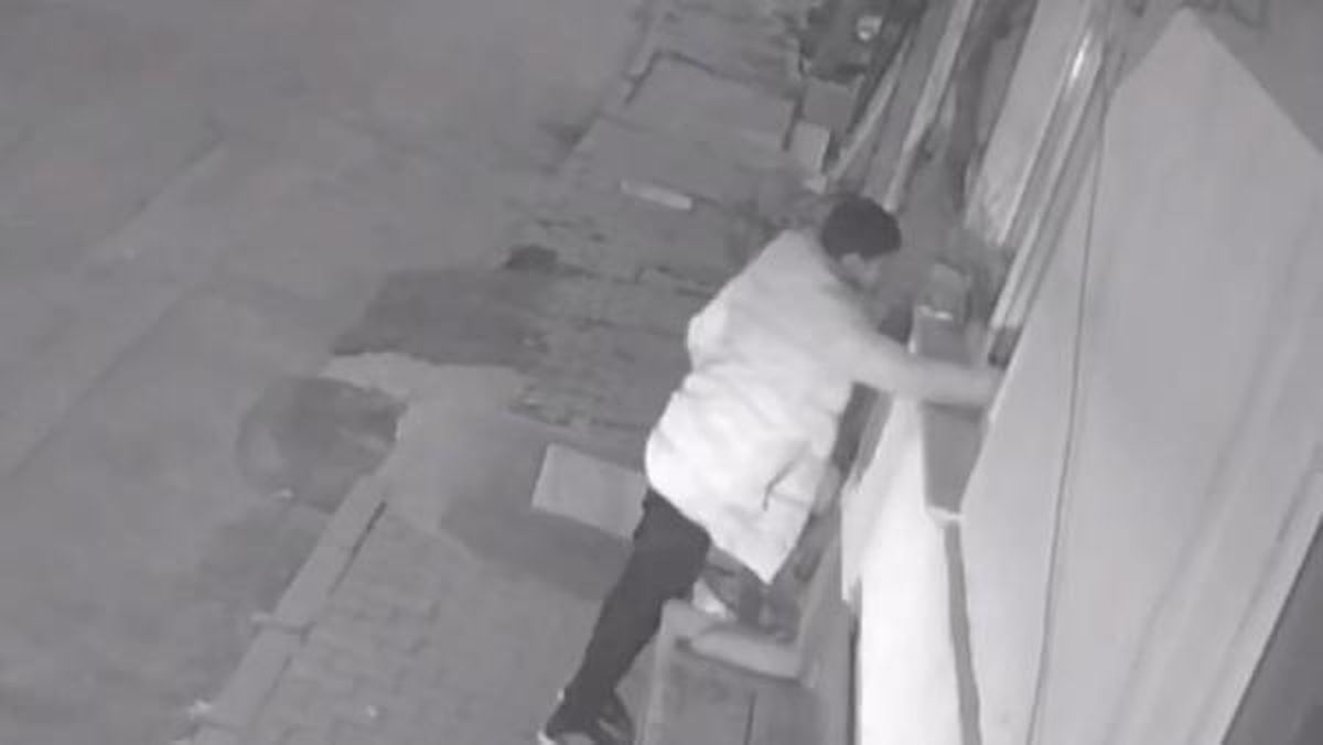ARNAVUTKÖY\'DE EVİNE GİREN HIRSIZLA KAPIDA KARŞILAŞTI