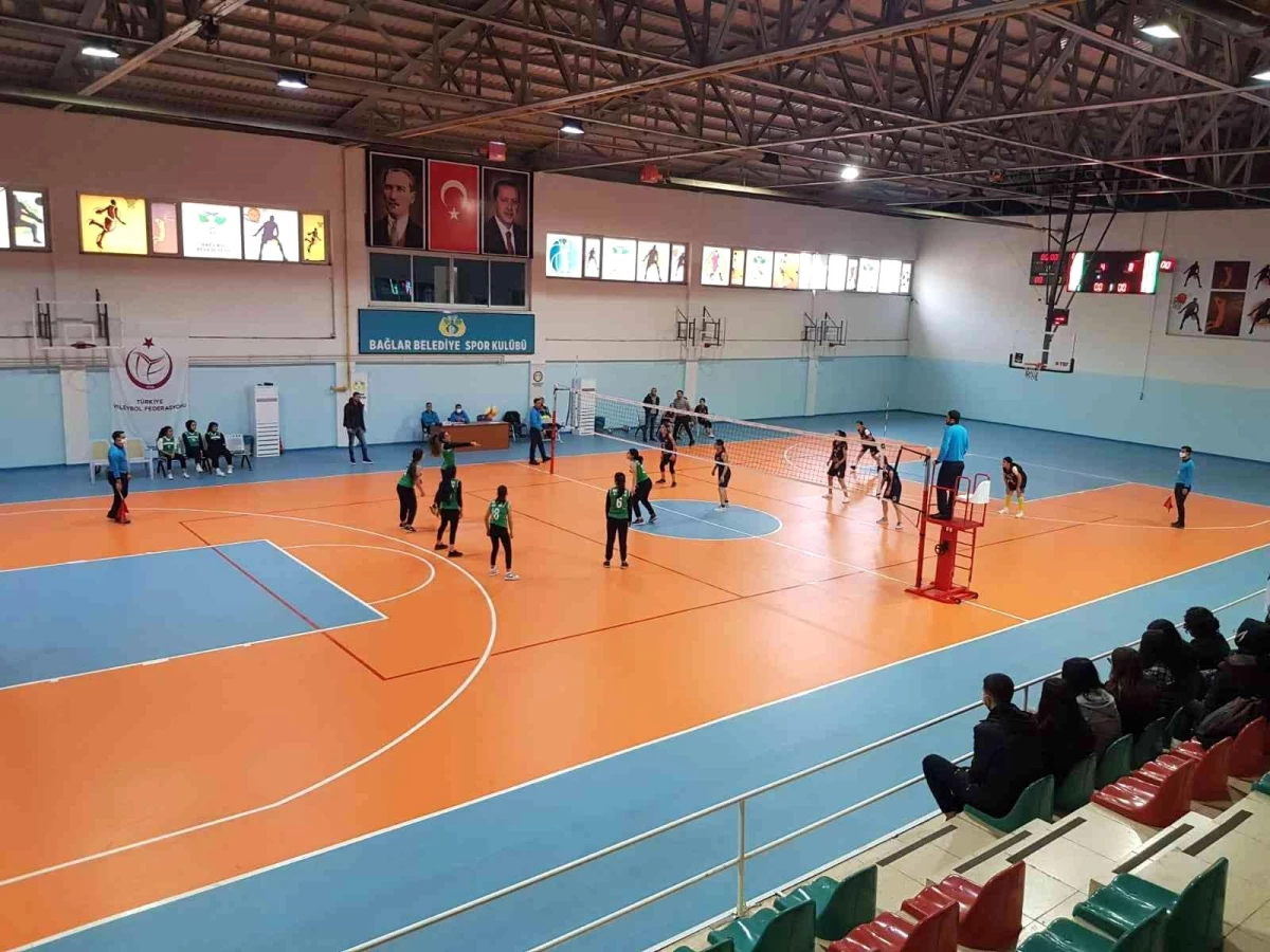 Bağlar Belediyesi\'nden liseli voleybolculara tesis jesti